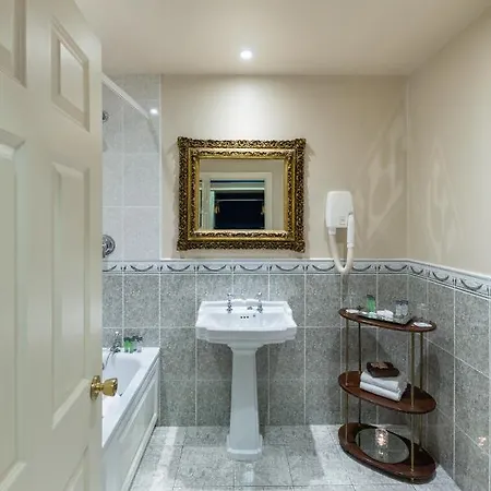 Earls Court House Konukevi 4*