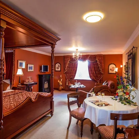 Earls Court House 4*