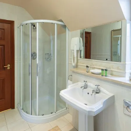 Earls Court House 4*