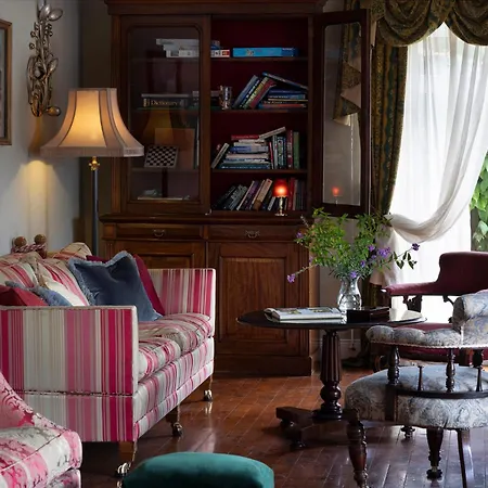 Earls Court House بيت ضيافة 4*