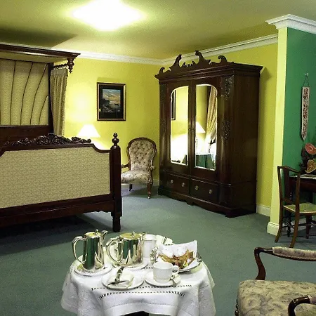 Earls Court House Guest house 4*