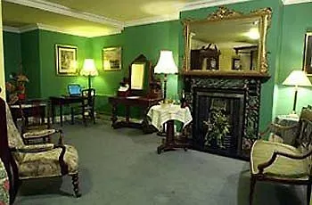 Konukevi Earls Court House 4*