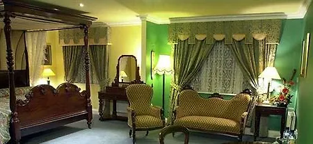 Konukevi Earls Court House 4*