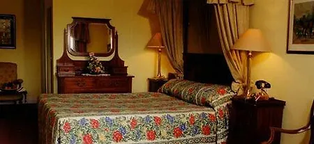 Earls Court House Konukevi 4*