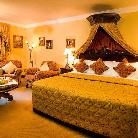 Earls Court House 4*