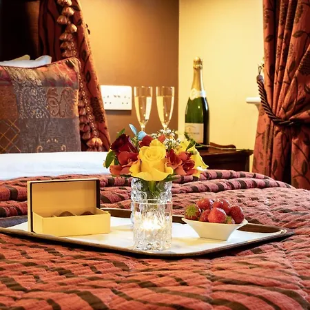 Earls Court House 4*