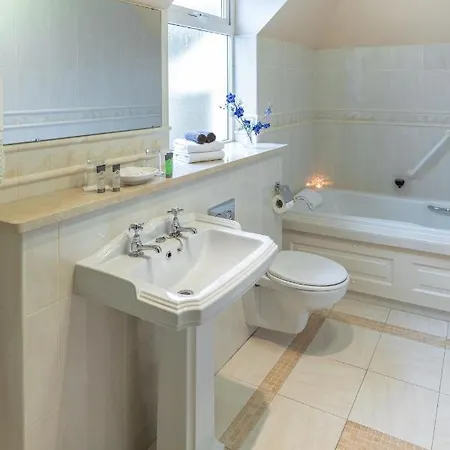 Earls Court House 4*