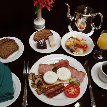 Earls Court House 4*