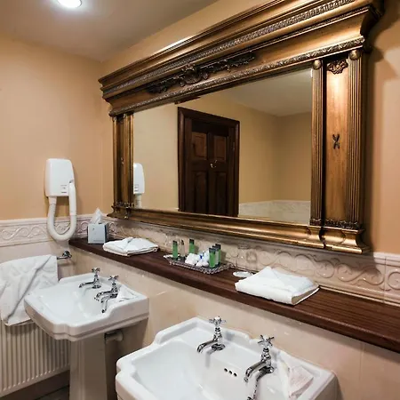 Earls Court House 4*